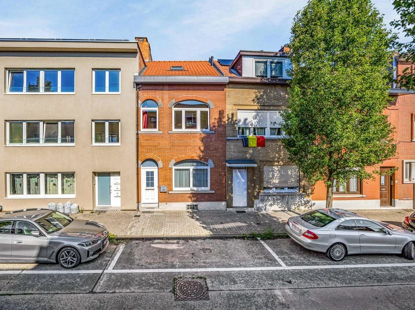 Immo Pické vous propose cette maison idéalement située, à proximité immédiate des commerces, des transports en commun (bus et train), des écoles, des