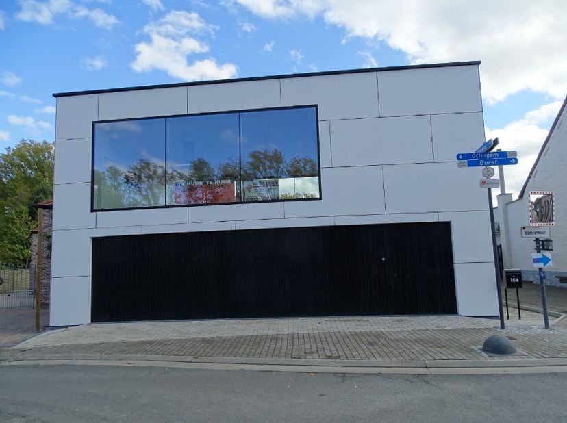 Moderne exclusieve recente woning, type HOB met BEN energienorm E5 (9 kWh/m²) met grote garage en tuin.<br />
Hall, bureel/slaapkamer, 2 ruime slaapka
