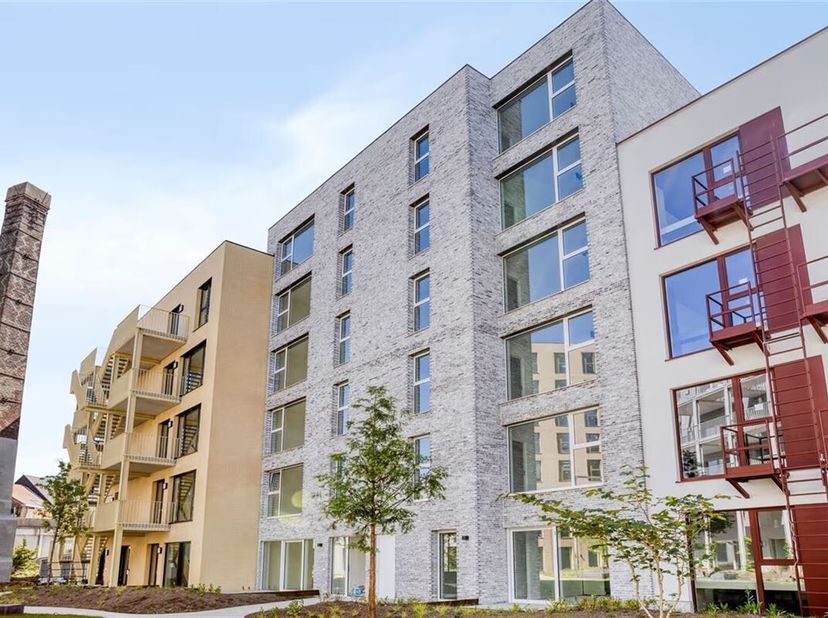 LAATSTE GELIJKVLOERS NIEUWBOUWAPP. MET KNAP TERRAS TE HUUR<br />
Residentie John Martin is gelegen in de Tulpstraat/Klamperstraat te 2060 Antwerpen. D