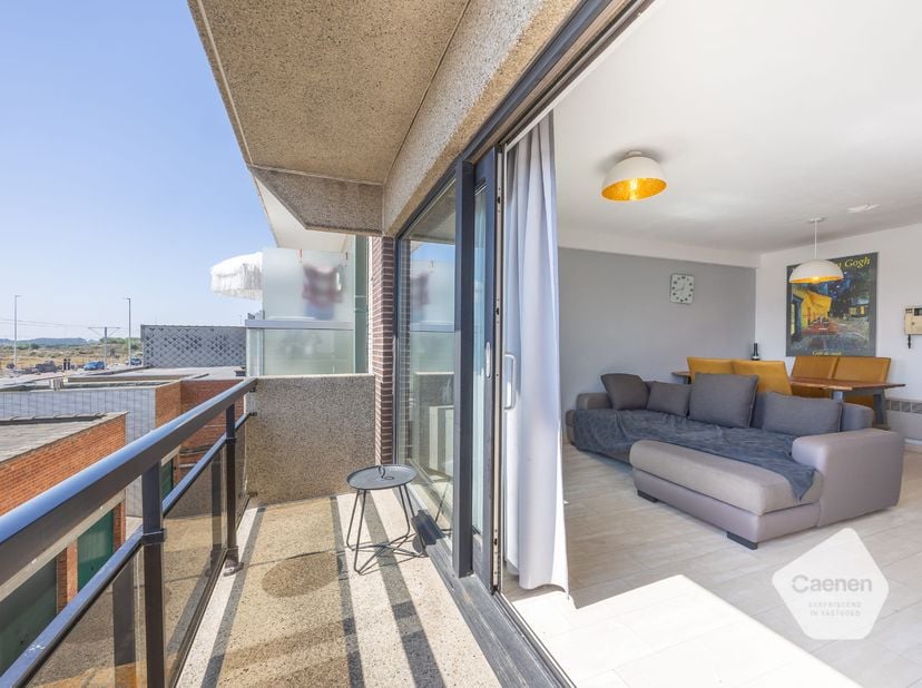Dit lichtrijke, zongericht appartement, gelegen aan de achterzijde van de Zeedijk&amp;nbsp;te Middelkerke, biedt het perfecte evenwicht tussen rust en een