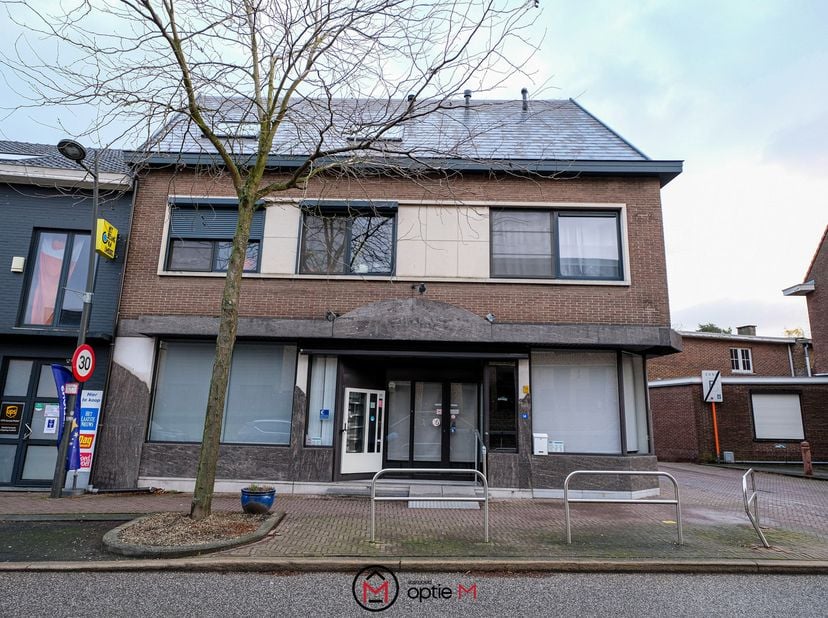 Ben je op zoek naar een investeringspand te koop in Munsterbilzen met een combinatie van commerciële ruimte, woongelegenheden en uitbreidingspotentiee