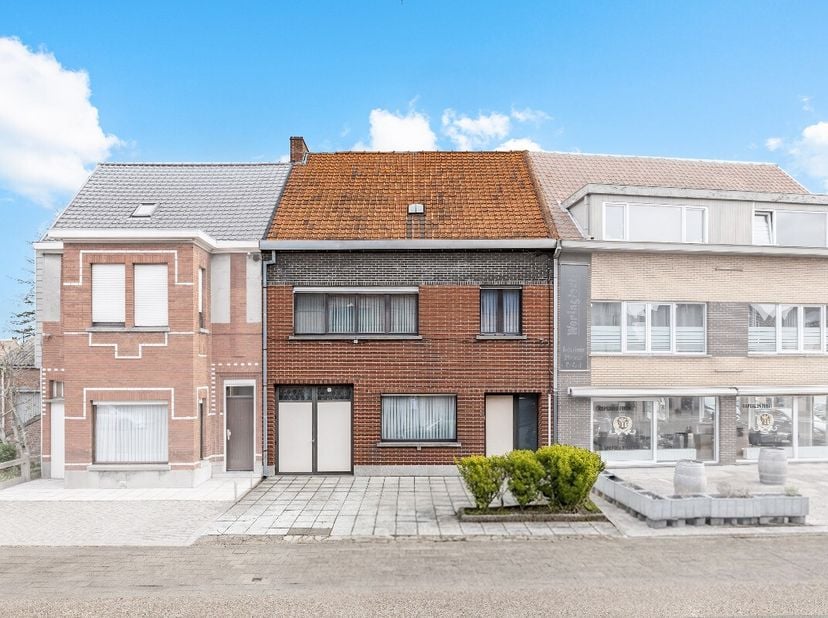 LiggingOp een centrale ligging in Zelzate bevindt zich deze bijzonder ruime woning met tal van mogelijkheden. Dankzij de vlotte verbindingen via belan
