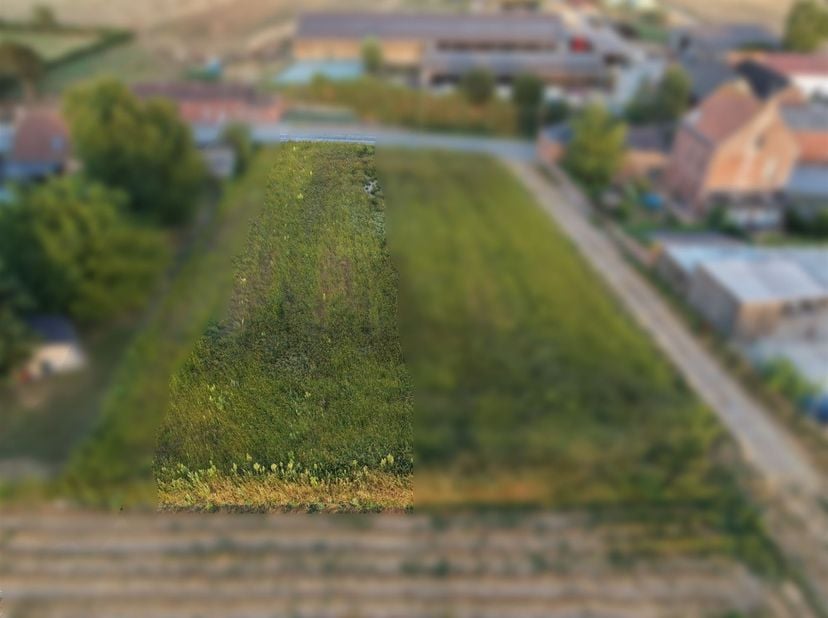 Perceel met een oppervlakte van 15 are en 31 centiare, gelegen in een woongebied met landelijk karakter, in het centrum van het dorp Baugnies.<br />