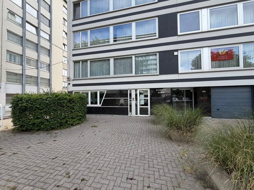 LIGGING<br />
Op een vlot bereikbare locatie aan de Lambrechtshoekenlaan bevindt zich dit instapklare gelijkvloerse kantoor van ca. 120 m². Het pand b