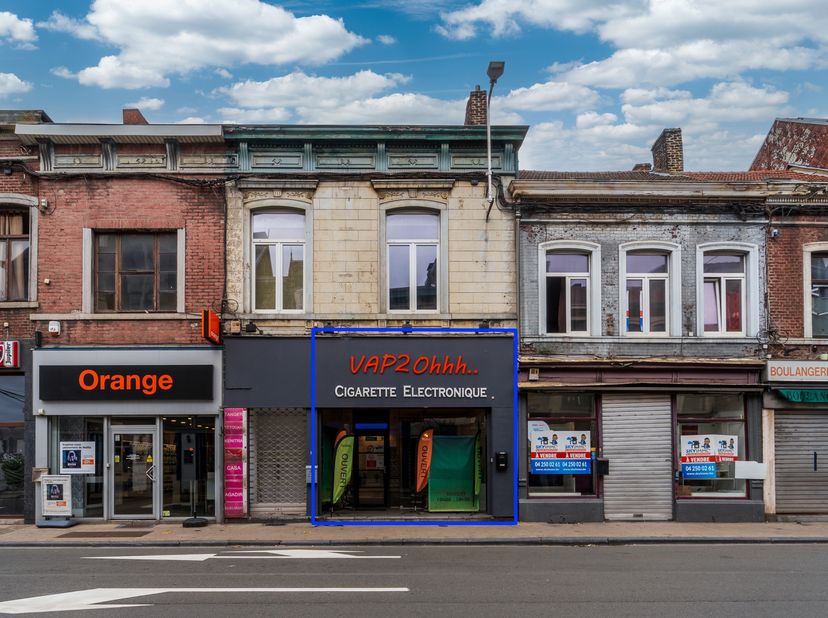 L'agence SKYIMMO est ravie de vous présenter ce magnifique fond de commerce, offrant une surface commerciale de 45m² situé à Jemeppe, se compose comme
