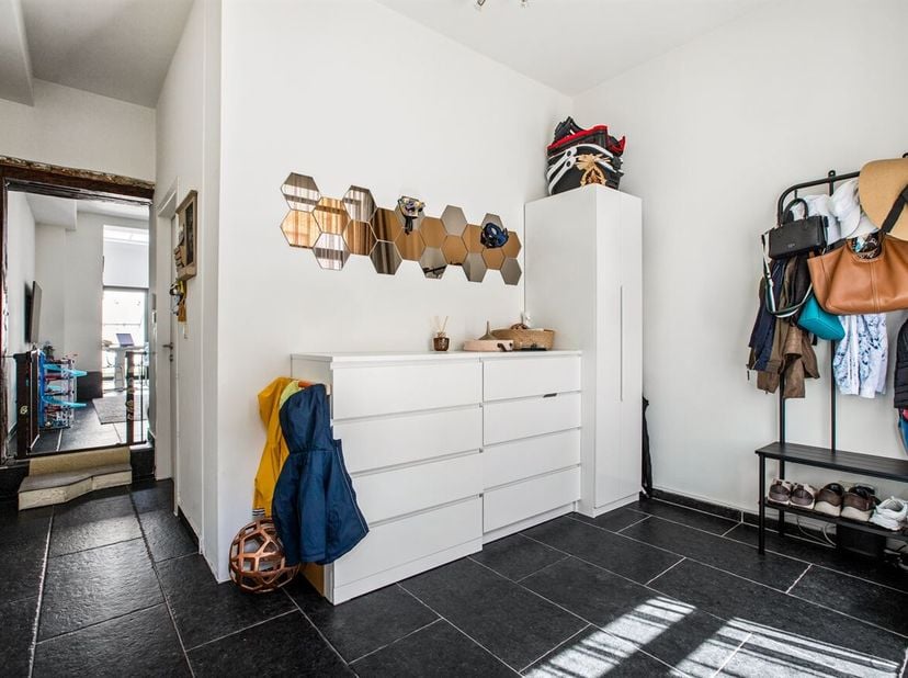 Gelegen in de Oude Vestenstraat te Tienen bevindt deze woning zich op wandelafstand van het stadscentrum, winkels, scholen, openbaar vervoer en andere