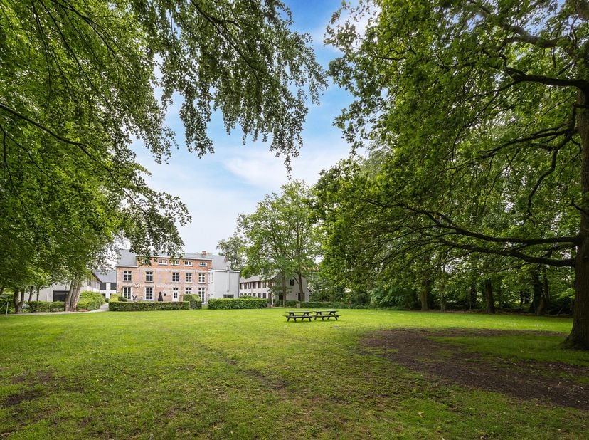 Welkom in Residentie St-Agnesdal — ooit een statige pastorie, vandaag een verbluffend en uniek woondomein dat rust, ruimte en gemeenschapsgevoel perfe