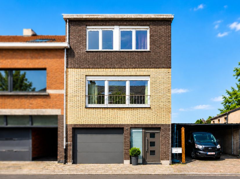 Van buitenaf verwacht je het niet. <br />
<br />
Maar eenmaal binnen ontdek je een woning met opvallend veel ruimte, tot 5 slaapkamers, 3 badkamers, e