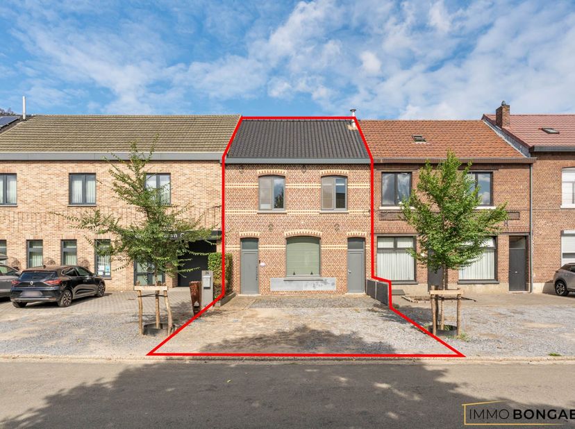 Deze karaktervolle woning is gelegen in de Cobbestraat, een rustige éénrichtingsstraat in het centrum van Bree. Alle basisvoorzieningen zoals winkels,