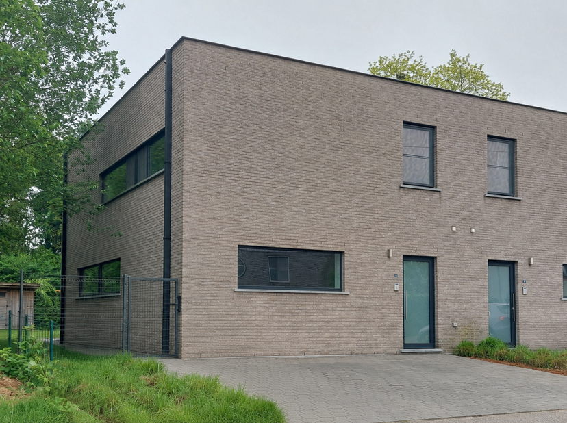 Deze hoogwaardige, lichtrijke nieuwbouwwoning aan de Droeshoutstraat 15 in Opwijk biedt een overvloed aan ruimte en comfort voor het hele gezin. Op he