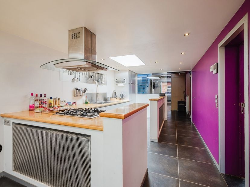 Bent u op zoek naar een woning in Sint-Amandsberg die u volledig naar eigen smaak kunt inrichten? Dan is dit pand precies wat u zoekt. Met een bewoonb