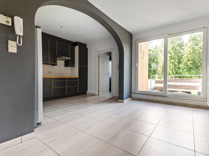 Karaktervol appartement (68m²) voorzien van twee slaapkamers en een zonnig terras op toplocatie biedt een uitstekende opportuniteit voor eigen bewonin