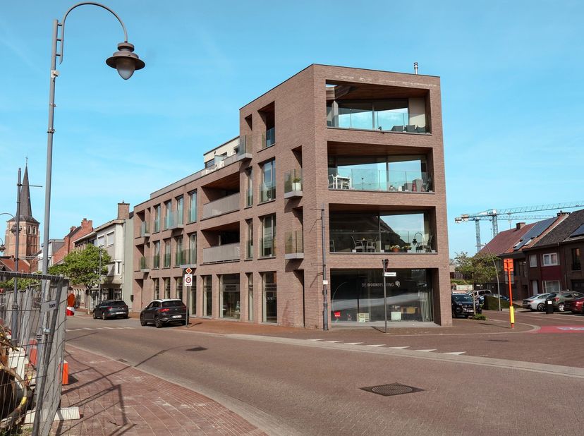 Ben je op zoek naar de perfecte locatie voor jouw bedrijf in het bruisende centrum van Diepenbeek? Zoek niet verder! Wij presenteren met trots dit uit