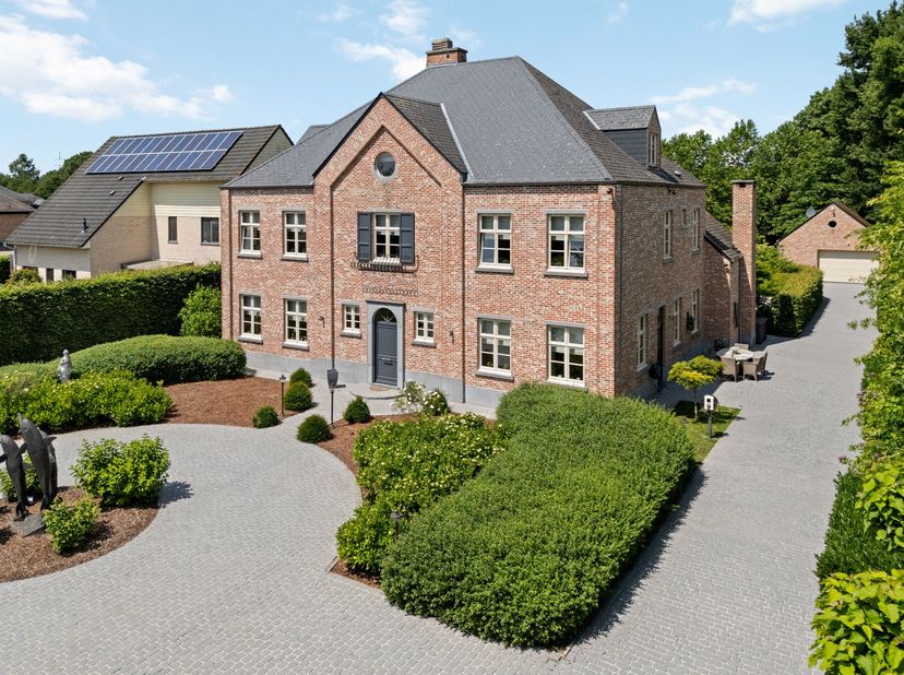 Aan het einde van een doodlopende straat treffen we deze Luxueuze Manoir met oa. 4 slaapkamers, 3 badkamers, verwarmd zwembad en groot bijgebouw op ee