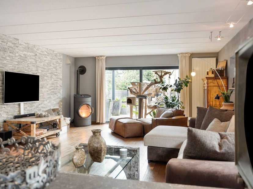 Ontdek deze ruime woning met een unieke architectuur en een bewoonbare oppervlakte van 244 m² in Hasselt. Ideaal voor wie op zoek is naar comfort, fle
