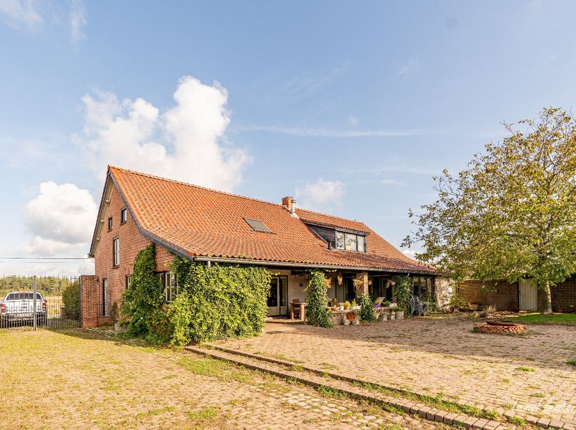 Op een rustige, landelijke locatie wacht dit veelomvattende eigendom, waar rust, ruimte en comfort perfect samenkomen. Bij binnenkomst voelt u onmidde