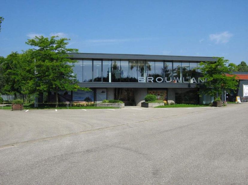 Te koop: een indrukwekkend en multifunctioneel bedrijfscomplex van maar liefst 6.652 m², gelegen op een uitgestrekt perceel van 1 ha 66 a 25 ca.<br />