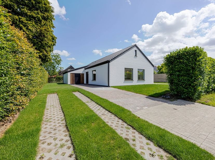 Ontdek deze prachtig GERENOVEERDE ALLEENSTAANDE GELIJKVLOERSE WONING in een rustige buurt, op fietsafstand van Brugge.<br />
Deze woning werd met oog