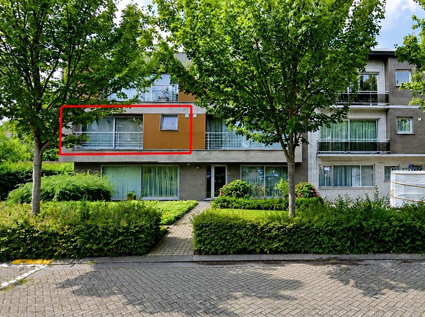 Charmant appartement de 3 chambres dans un quartier résidentiel calme, avec 2 garages<br />
<br />
Situation : <br />
L'appartement est situé dans un