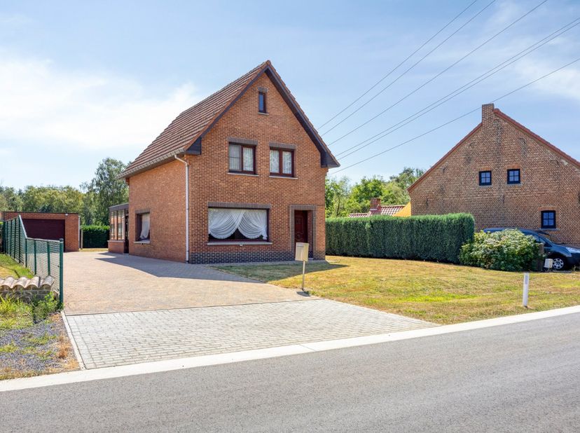 Deze gezinswoning met 3 slaapkamers biedt heel wat potentieel en is ideaal gelegen in Oostham. Alle voorzieningen, zoals winkels, horeca, scholen en o