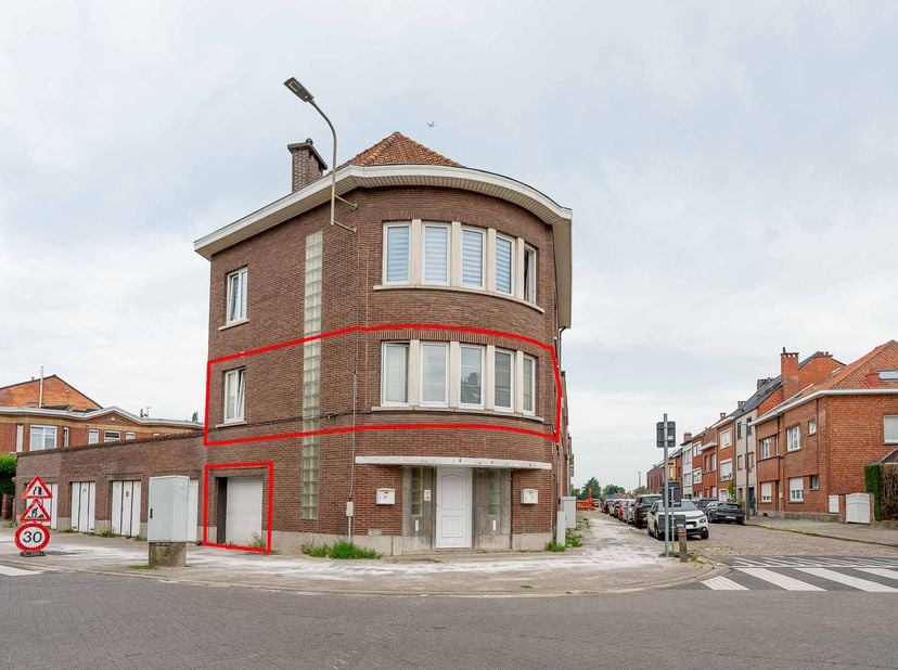 APPARTEMENT AVEC GARAGE<br />
<br />
Appartement spacieux et lumineux (96 m²) comprenant trois chambres (à l'origine deux), un vaste séjour avec cuisi