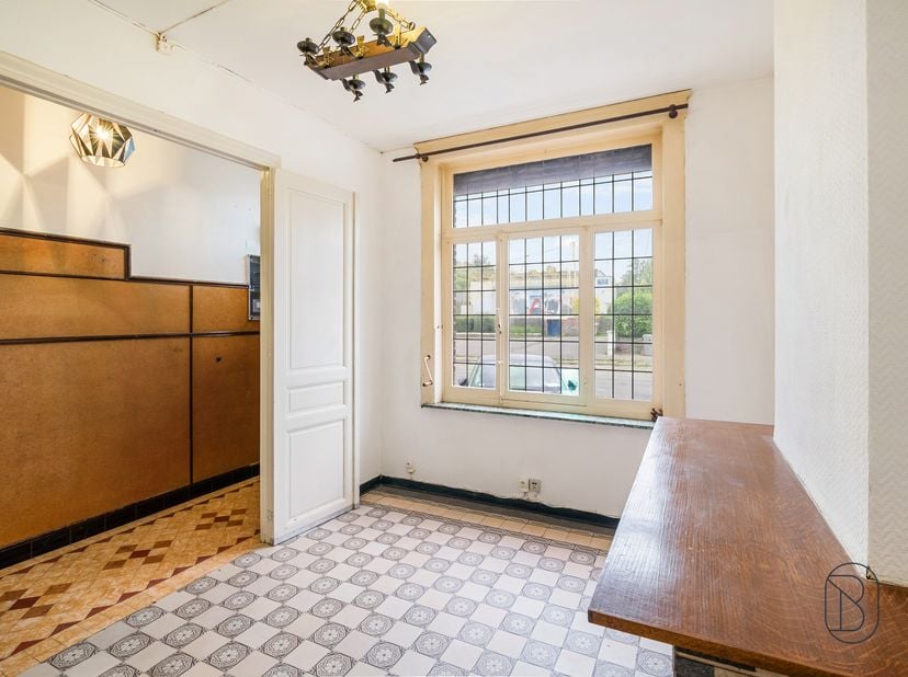 <br />
Te renoveren rijwoning, gelegen nabij alle voorzieningen: A8, winkels, scholen, station, enz.<br />
De woning is als volgt ingedeeld:<br />
Ke