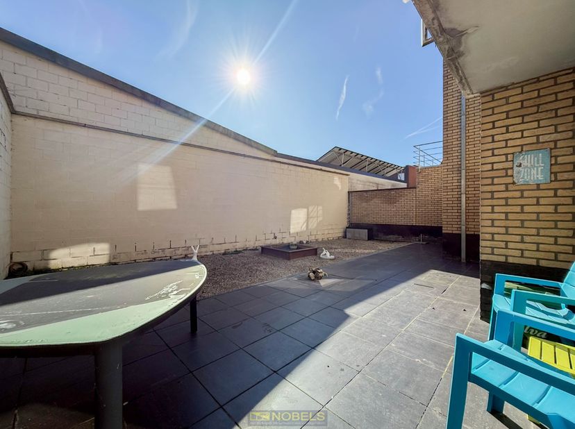 Comfortabel GELIJKVLOERS APPARTEMENT met PRIVATIEVE GARAGE, RUIM TERRAS en ENERGIEZUINIGE VOORZIENINGEN op een vlot bereikbare locatie in Haaltert. De