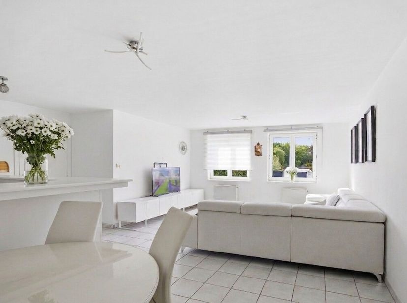 Uitstekend gelegen, betaalbaar en lichtrijk appartement te Lummen.<br />
Dit gezellige appartement op de eerste verdieping beschikt over twee volwaard