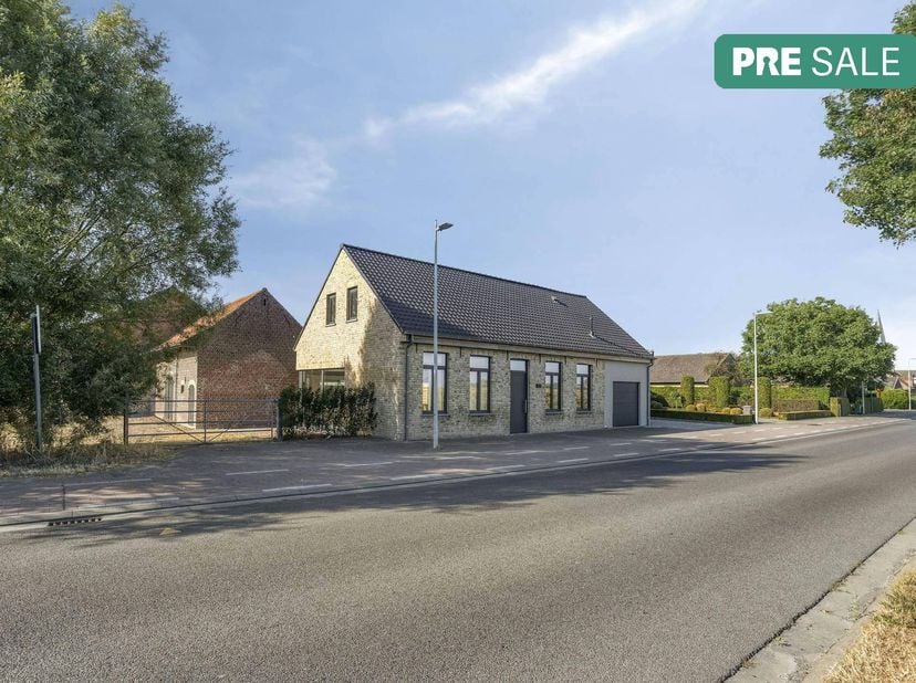 Alleenstaand huis te koop in Westvleteren met leuke weide en bijgebouw. Deze volledig vernieuwde woning is instapklaar en werd energiezuinig en kwalit