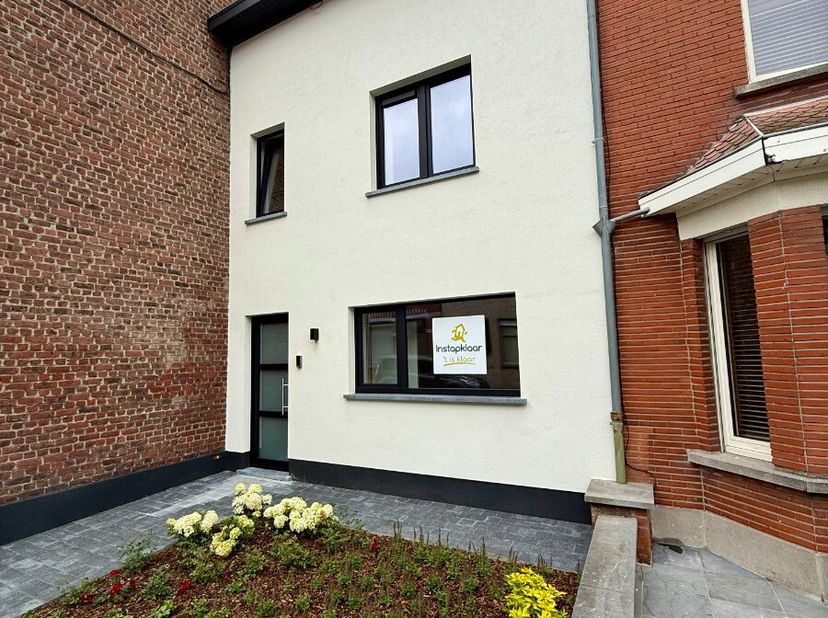 Energiezuinige totaalrenovatie (2026) met 3 slaapkamers, zongerichte tuin met uitweg en 2 staanplaatsen te Wevelgem.Deze instapklare woning combineert