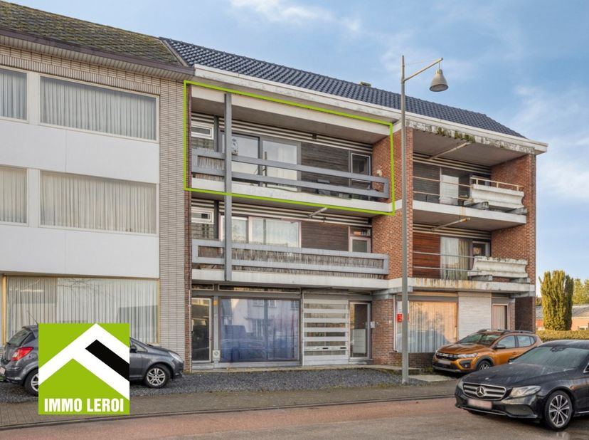 Op de tweede verdieping van een kleinschalige residentie met slechts zes entiteiten vinden we dit smaakvol gerenoveerde appartement terug. In 2015 wer