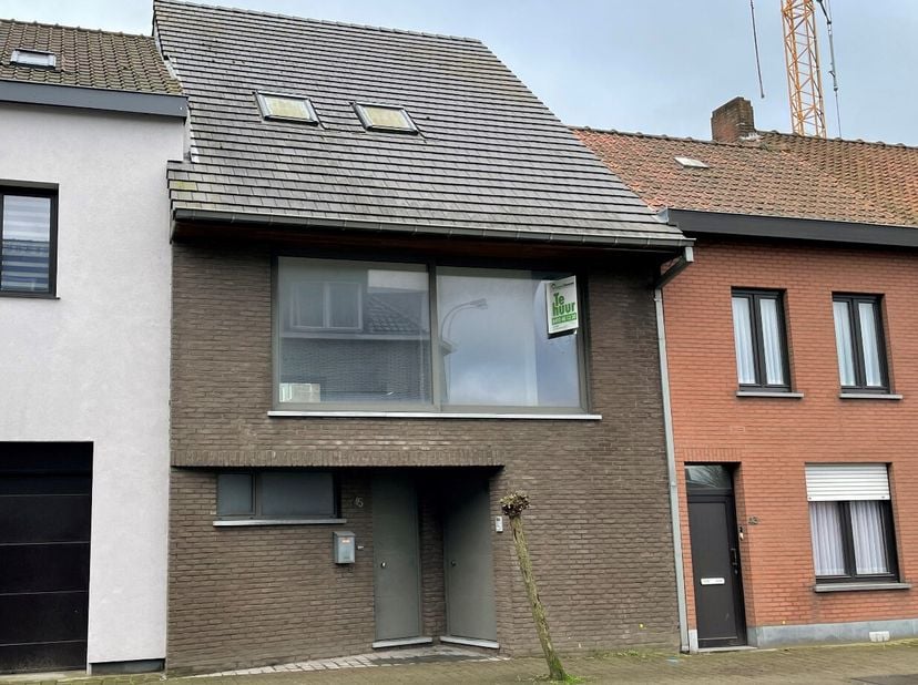 Deze strategisch gelegen woning pal in het centrum van Tielt bestaat uit:  inkomhal - toilet - technische ruimte - living - keuken - berging - terras