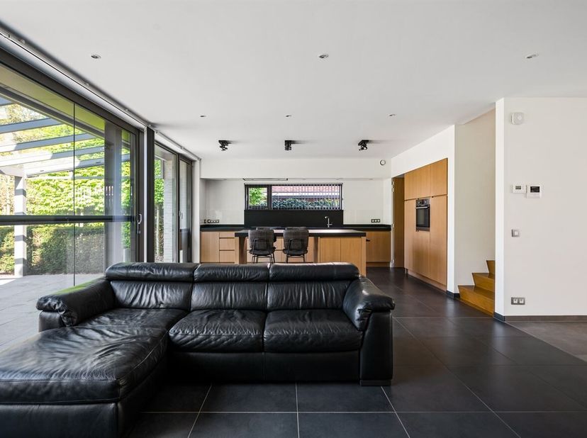 Kwalitatieve en instapklare woning met 4 slaapkamers, zwembad en poolhouse<br />
De woning werd gebouwd met kwalitatieve materialen en biedt een doord