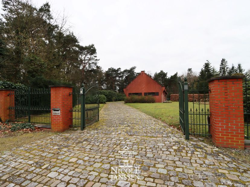 Deze gelijkvloerse charmante woning biedt zeer veel mogelijkheden voor wie op zoek is naar een woning met eventueel praktijk aan huis.  Ook als ruim g