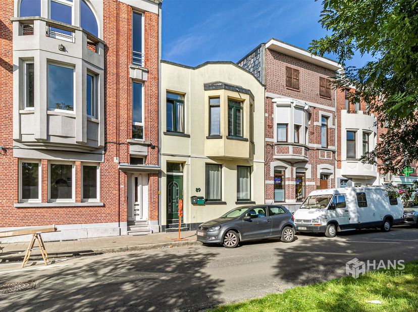 Centraal gelegen woning (125 m²) met 3 slaapkamers en 2 buitenruimtes (4-15 m²) in Deurne. <br />
<br />
Het pand is goed gelegen op een boogscheut