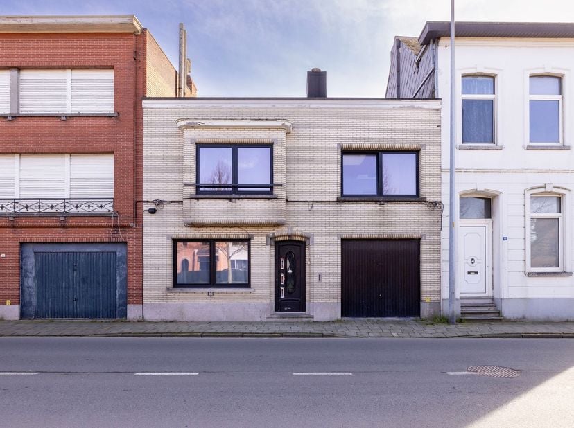 Immeuble de rapport : 3 appartements au centre de Herentals<br />
<br />
Le bien à céder se compose d'un rez-de-chaussée avec jardin, d'un garage et
