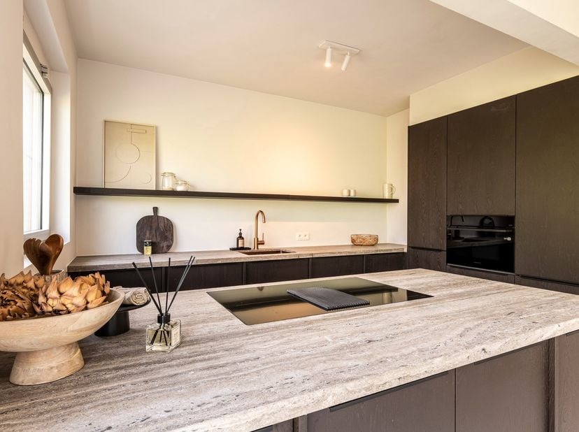 Stijlvol gerenoveerd appartement met 2 slaapkamers en zuidgericht terras in de gegeerde Elsdonkwijk<br />
Troeven van het appartement:<br />
- Hoogwaa