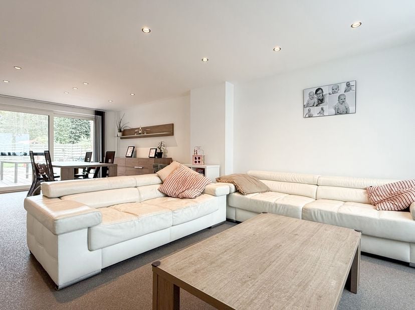 Bij ImmoFusion 7/7 “open huis” : klik op onze 3D-TOUR.<br />
<br />
Deze prachtige, instapklare woning met garage en volledig omheinde tuin straalt kl