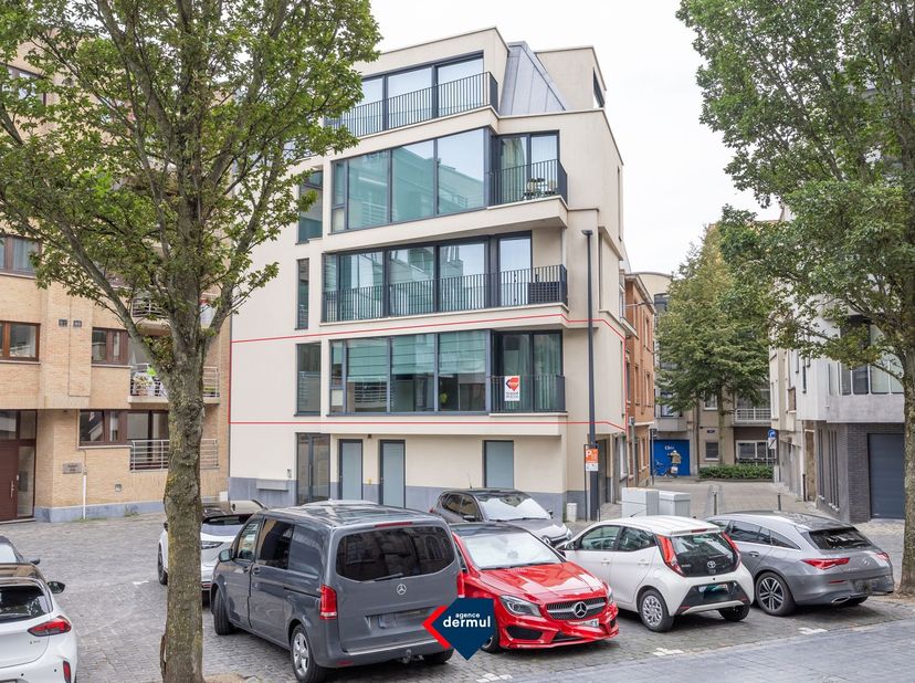 Dit aangename en instapklare 2-slaapkamerappartement is gelegen in een jonge residentie uit 2010, midden in het bruisende centrum van Oostende. Het ap