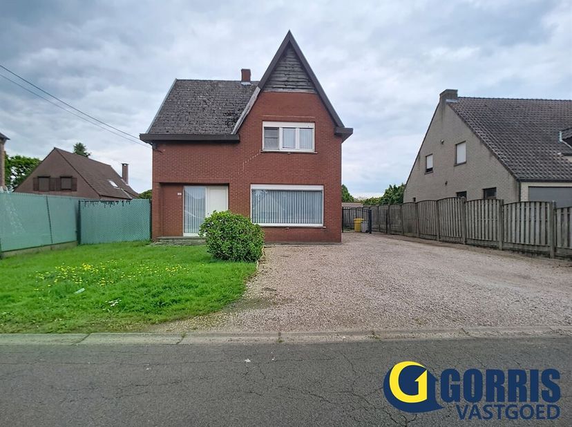 Te renoveren woning met veel potentieel, rustig gelegen in de dorpskern van Hulshout op een perceel van 953 m² met aangename tuin achteraan. Indeling: