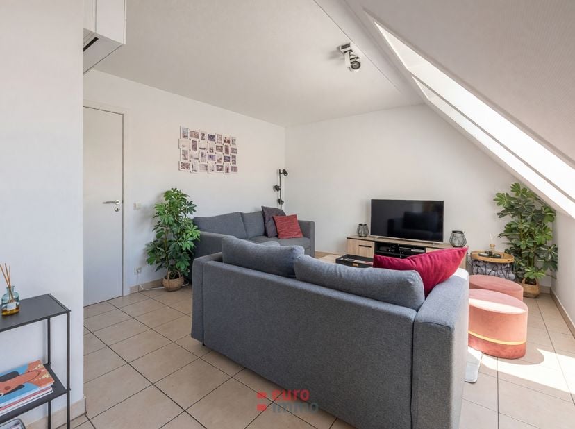 Ce logement exceptionnel a beaucoup à offrir et présente un agencement très agréable : hall d'entrée avec toilettes séparées, débarras et vestiaire. L