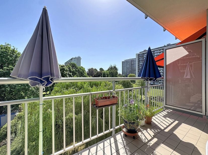 Avenue du Forum, à proximité immédiate de toutes les facilités, dans un immeuble bien entretenu avec ascenseur, agréable studio de ±38 m² situé au 4èm