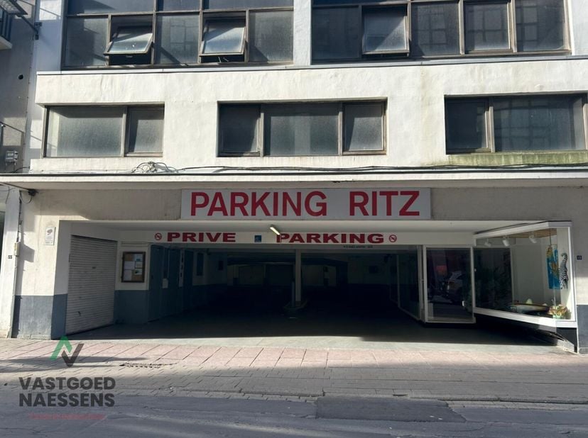 Deze gesloten dubbele garagebox is gelegen op de ondergrondse verdieping van parking Ritz die te bereiken is via een autolift. De garagebox is voorzie