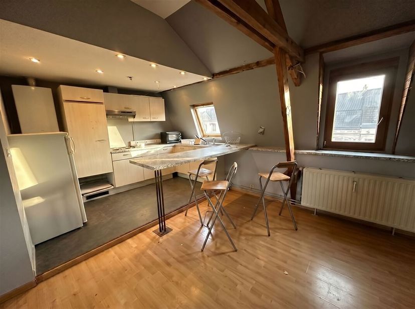 Immeuble de rapport situé au centre-ville de Péruwelz disposant de 4 entités (2 surfaces commerciales de 36 et 95 m²), un appartement 2 ch. de +/- 80