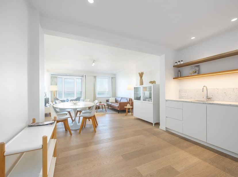 APPARTEMENT TROIS CHAMBRES AVEC VUE MER FRONTALE<br />
Situé sur un emplacement d’exception le long de l’Albert I Promenade, ce très bel appartement c