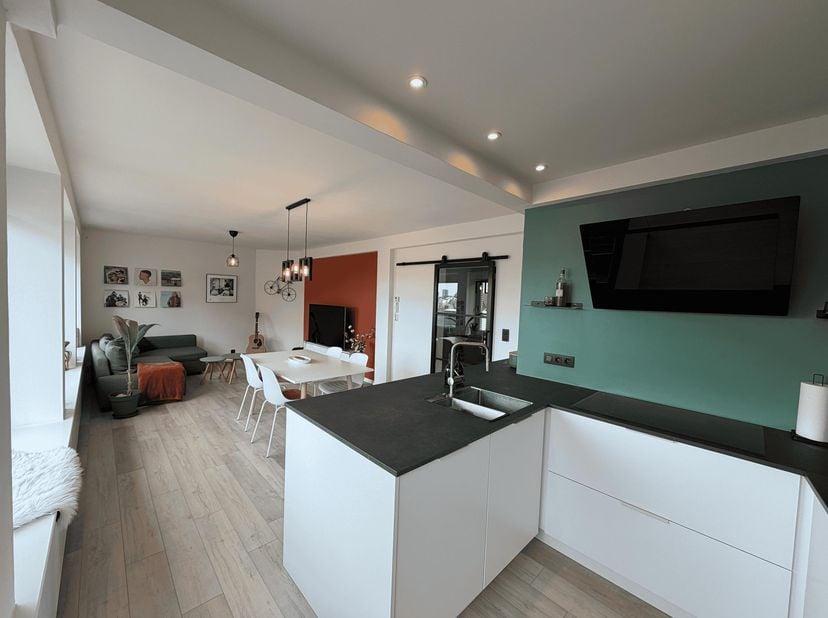 Bent u op zoek naar een instapklaar, lichtrijk appartement in het hart van Mechelen, waar privacy en ruimte centraal staan? Dit unieke, GERENOVEERDE a