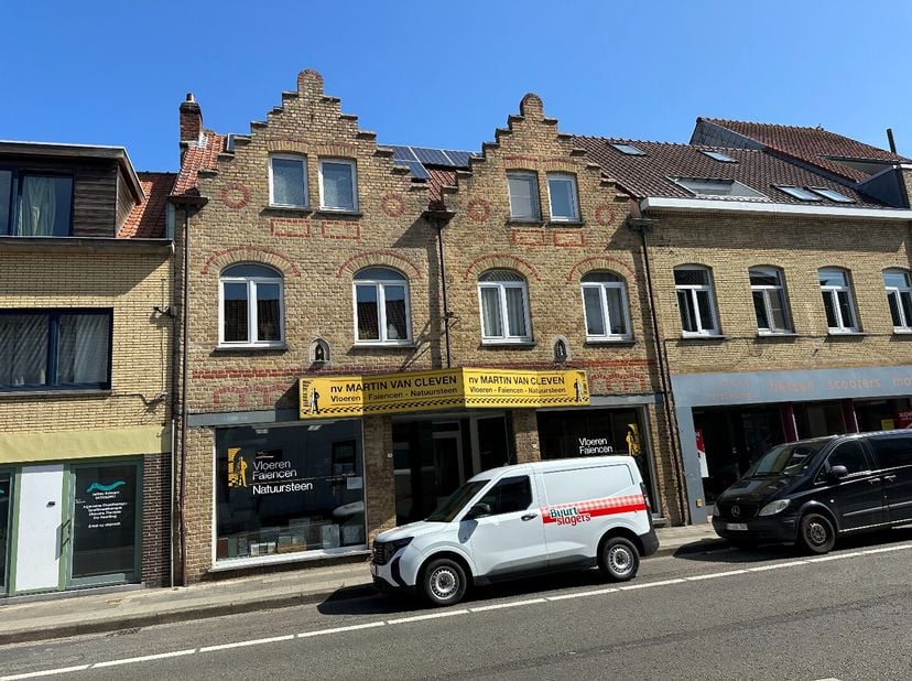 Op zoek naar een zichtbare en veelzijdige handelsruimte?<br />
Deze handelsruimte van 165 m², gelegen langs de Veurnestraat 15  een belangrijke invals