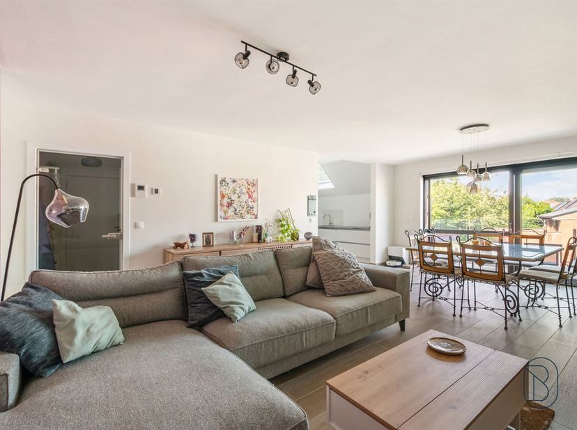 Perfect gelegen nabij alle voorzieningen, in het hart van het gegeerde dorp Dottenijs, bestaat dit mooie recente appartement (2023), voorzien van alle