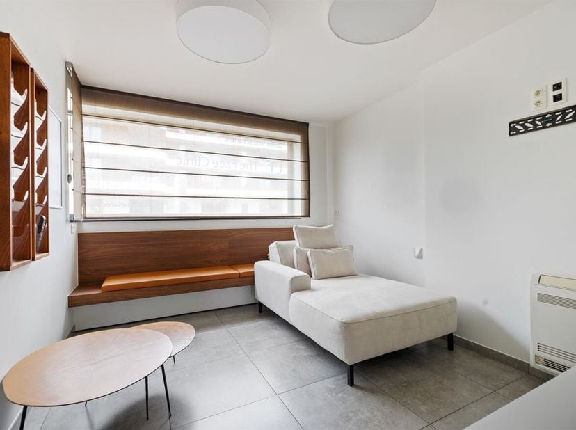 Deze verrassend ruime woning werd recent gebruikt als privépraktijk, maar behield grotendeels haar oorspronkelijke woonindeling. Hierdoor kan het pand