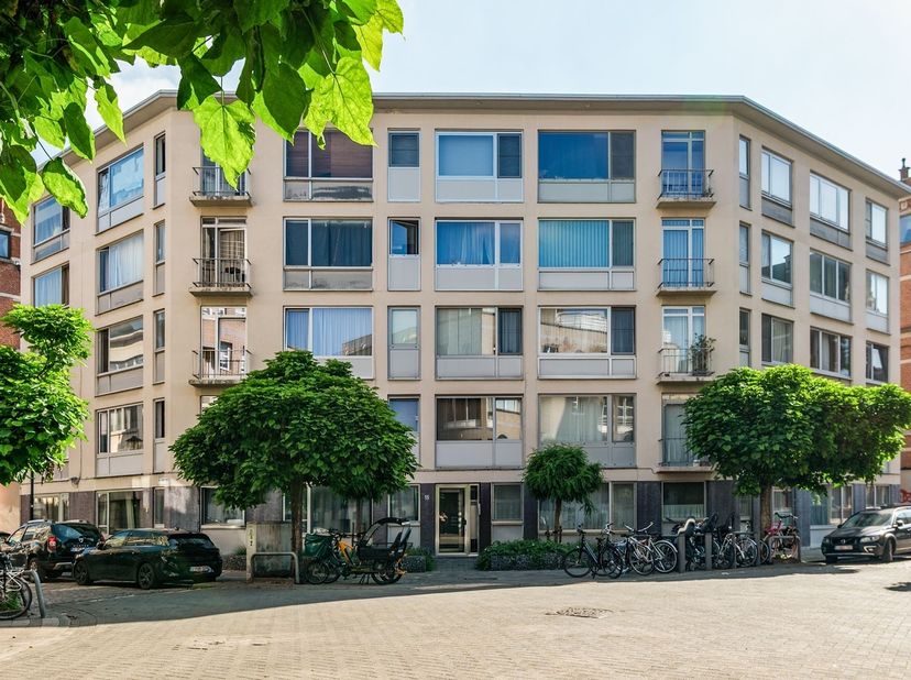 Situation : Cet appartement bénéficie d'un emplacement idéal au 15, Velodroomstraat à Berchem, juste à côté de la magnifique Cogels-Osylei. Vous bénéf